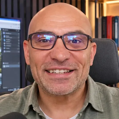 mimari3d kurucusu Ufuk Şen, çalışma masasında